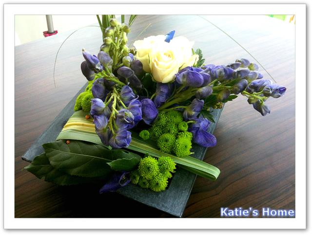 centre table rose et freesias