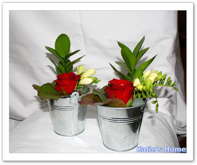seaux en zinc et roses rouges